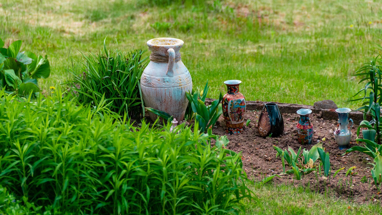 Jugs Garden Summer Basic Ceramic  - kmarius / Pixabay